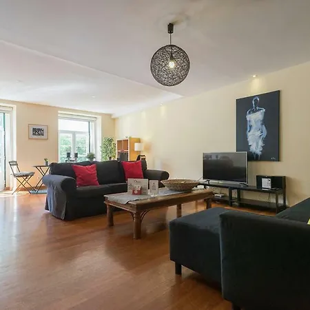 아파트 Sleeping To The Sound Of Fado *